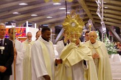 AOBR 2015 08 12 AU 16 LOURDES 5 PROCESSION DANS LA BASILIQUE SOUTERRAINE (21)